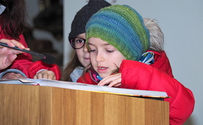 Pfarre Krenglbach: Bibelübergabe an die Erstkommunionkinder