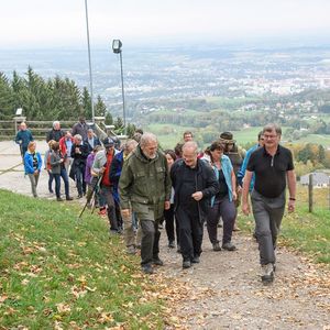 Bischofs Visitation Dekanat Stexyr, Wanderung der Visitatoren mit den Mitgliedern der Dekanat Steyr in St. Ulrich bei SteyrBild: v.l.n.r. vorne Bischofsvikar Willi Vieböck, Generalvikar Severin Lederhilger, Bischof Manfred ScheuerFoto: Jack Haijes 