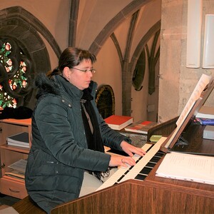 Organistin an der Elektroorgel