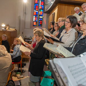 Der Kirchenchor umrahmt den Pfingstgottesdienst musikalisch mit der Piccloomini-Messe von W.A. Mozart