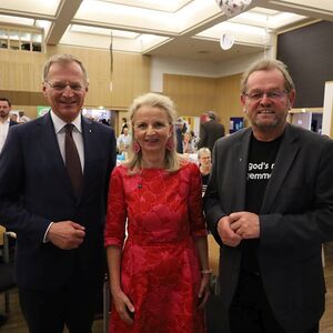 v.l.: Landeshauptmann Thomas Stelzer, Gabriele Hofer-Stelzhammer (Präsidentin - Katholische Aktion Oberösterreich) und Ferdinand Kaineder (Präsident - Katholische Aktion Österreich).