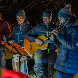 Lebendiger Adventkalender der Pfarre Kirchdorf an der Krems. Adventliche Besinnung - beten, singen und feiern. Anschließend gemeinsam bei Tee wärmen und reden.Bild: Lebendiger Adventkalender bei Familie Steinmann mit Familie Pimminger