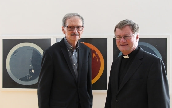 Herbert Friedl (l.) und Bischof Manfred Scheuer vor dem „Triptychon zum Sonnengesang von Franz von Assisi“ („Mondlicht“, „Sonnenfinsternis“, „Sternenbild“.