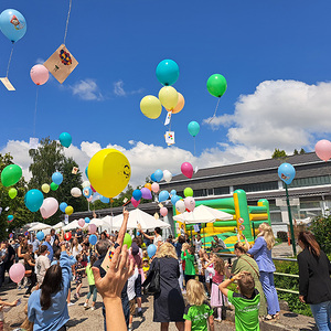 Luftballonsteigen mit Adresskärtchen