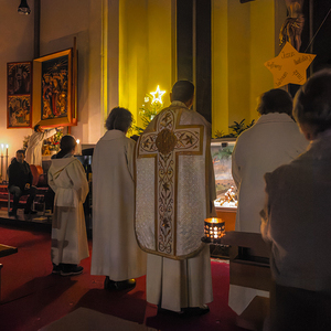 Festlicher Gottesdienst, Öffnung des Flügelaltars