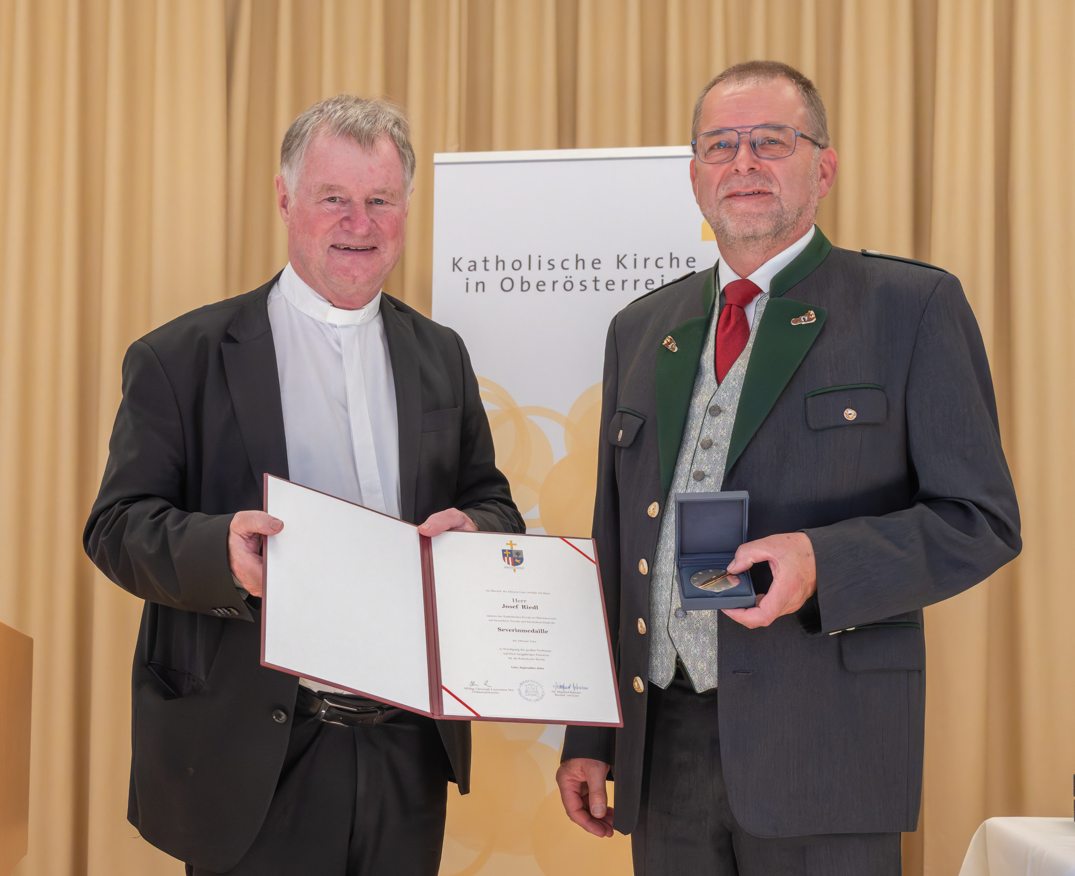 Am 26. September 2024 überreichte Diözesanbischof Manfred Scheuer im Linzer Priesterseminar an engagierte Christ:innen die Florian-Medaille und die Severin-Medaille. Diese diözesanen Ehrenzeichen sind ein Zeichen des Dankes und der Anerkennung für la