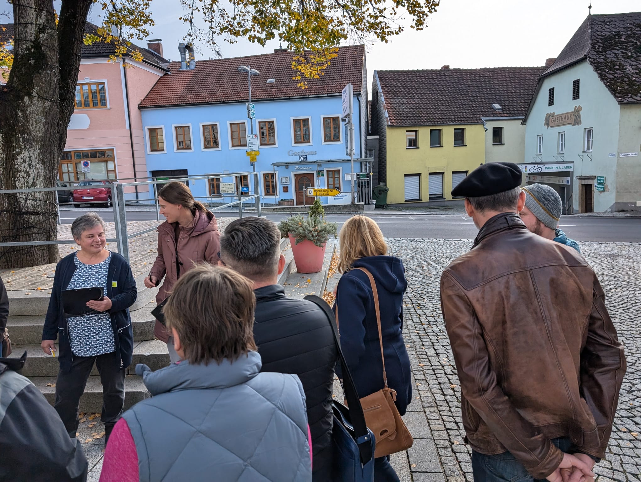 Begegnung am Marktplatz von Neumarkt am Beginn der Startveranstaltung zum Zukunftsweg