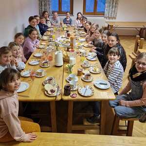 Am Karfreitag brachten die Ministranten den 'Englischen Grüß' in jedes Haus. DANKE für die Bewirtung und Ihre Spenden.