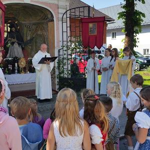 Fronleichnam - beim Altar dürfen die Kinder etwas lesen.