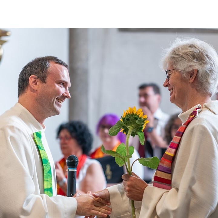 Die scheidende Pfarrassistentin wird verabschiedet