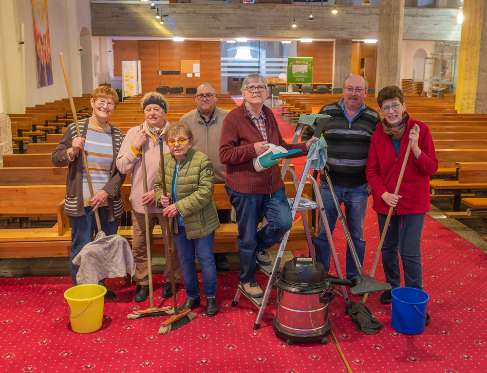 Ein Teil der Vorbereitungen für Ostern übernimmt das Kirchenputz-Team und säubert unsere Pfarrkiche.