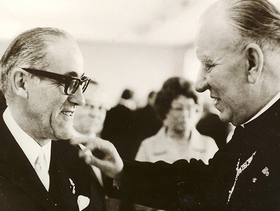 Karl Kumpfmüller und Pater Paul Schulte bei der Gründungsfeier im Stift Lambach 1949.