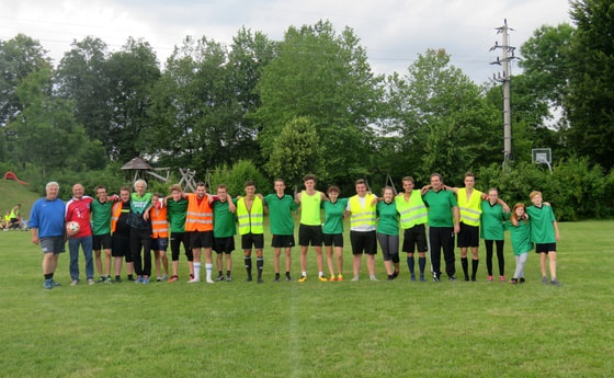        … findet das Benefizfußballturnier des FA Jugend und Jungschar statt. Immer wenn die Fußballprofis um Europa- und Weltmeistertitel kämpfen, liefern sich Kinder und Erwachsene, Burschen und Mädchen am Ottnanger Sportplatz spannende sportliche D