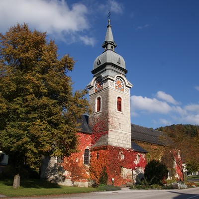 Kirche im Herbst