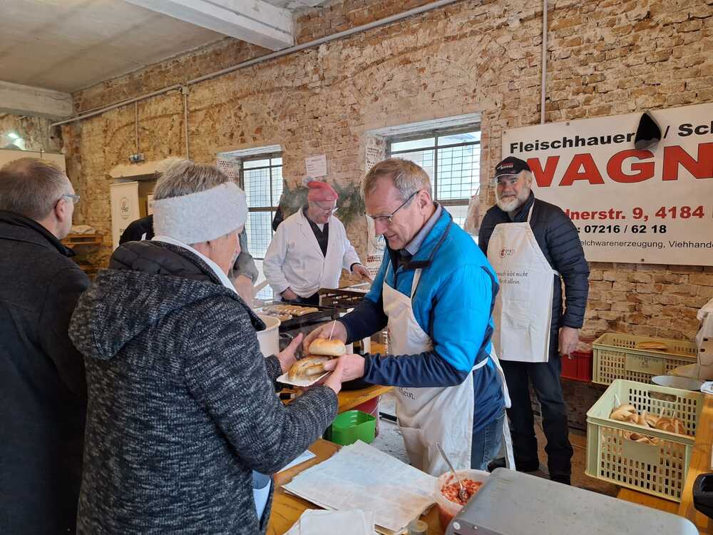 Die KMB versorgt die Besucher und Besucherinnen des Adventmarktes mit Bratwürstl