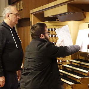 Domorganist Wolfgang Kreuzhuber mit Teilnehmer Florian Zethofer an der Rudigierorgel