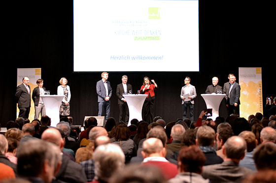 Präsentation der Diskussionsgrundlage Zeitgemäße Strukturen vor ca. 600 haupt- und ehrenamtlichen MitarbeiterInnen in der Messehalle Wels