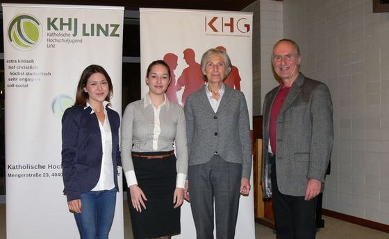 Die Moderatorinnen Magdalena Hrastnig und Nora Krassnig-Plaß, Irmgard Griss und Hochschulseelsorger Markus Schlagnitweit / © Katholische Hochschulgemeinde Linz / Stampler Die Moderatorinnen Magdalena Hrastnig und Nora Krassnig-Plaß, Irmgard Griss und Hochschulseelsorger Markus Schlagnitweit