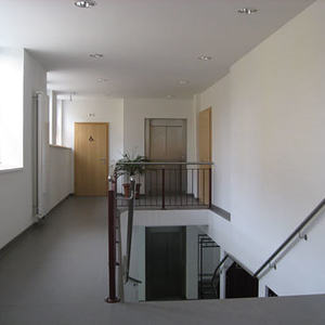 Foyer im Obergeschoß mit Stiegenaufgang