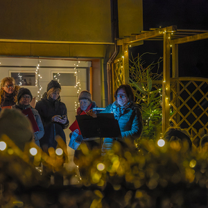 Lebendiger Adventkalender der Pfarre Kirchdorf an der Krems. Adventliche Besinnung - beten, singen und feiern. anschließend gemeinsam bei Tee wärmen und reden.Bild: bei Anna Hölzl