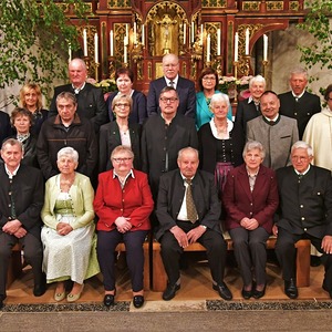 Die Jubelpaare mit Jan Jakubiak in der Pfarrkirche