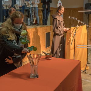 Gedenkfeier an die Opfer des ehemaligen KZ Außenlagers Ternbergzum Thema „Menschlichkeit ohne Grenzen“Bild: Jugendliche tragen für die verstorbenen Menschen des ehemaligen KZ Außenlagers Ternberg Rosen nach vorneFoto: Haijes 