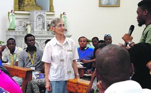 Sr. Maria Rohrer im Gespräch mit jungen Studierenden aus Tunis