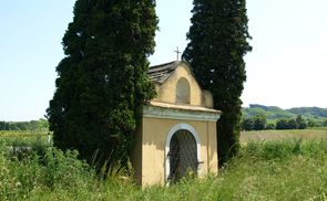 Kapelle bei Maissau, mitten in der grünen Wiese. © Stefanie Petelin