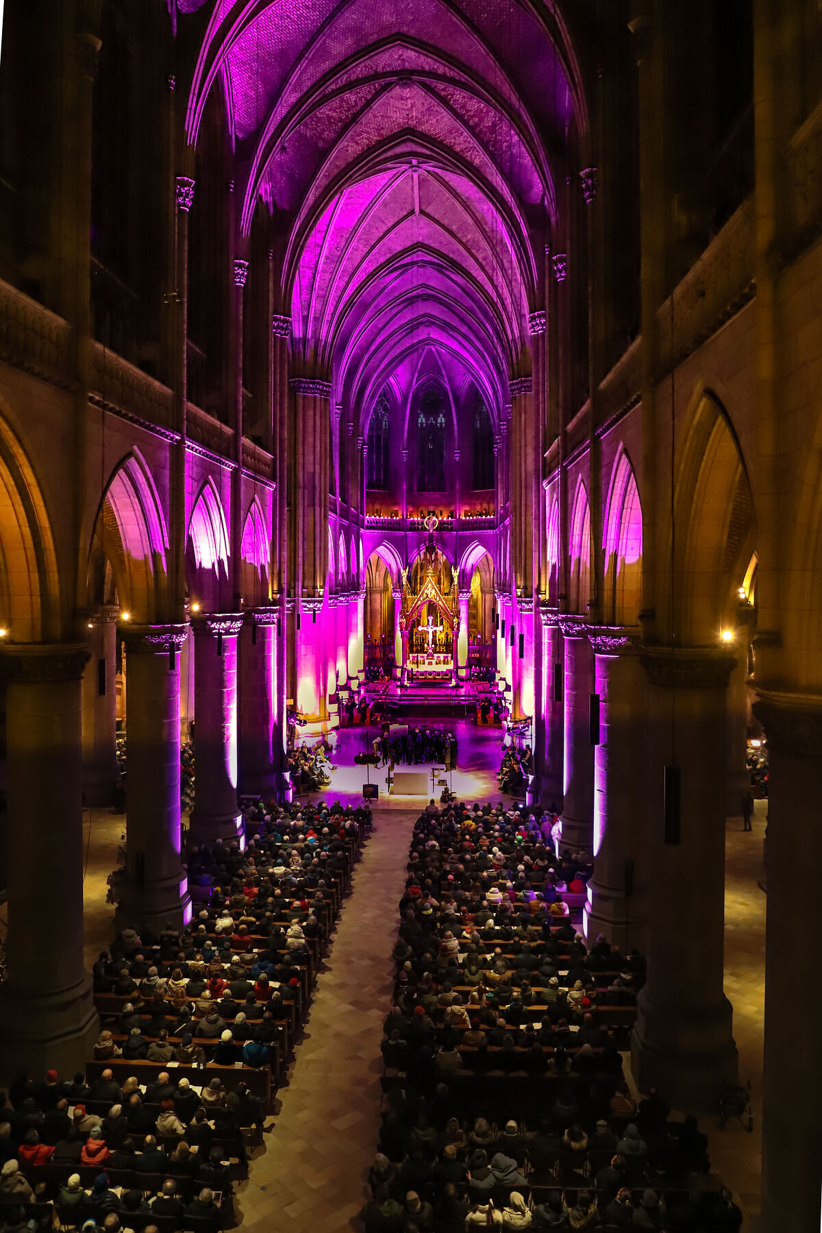 Stimmungsvolle Klänge und Chormusik aus knapp fünfhundert Jahren Musikgeschichte präsentierten über zweihundert junge Sänger*innen der drei Musikzweige des Linzer Adalbert Stifter Gymnasium unter der Gesamtleitung von Stefan Kaltenböck am dritten Adv