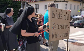 Protest der Franziskanerinnen von Vöcklabruck gegen die geplante Schließung des Gasthauses und sozialökonomischen Beschäftigungsprojektes 'Zur Brücke'