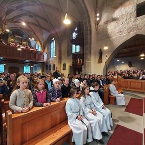 Die Kinder der VS singen mit ihren ReligionslehrerInnen ein Danklied.