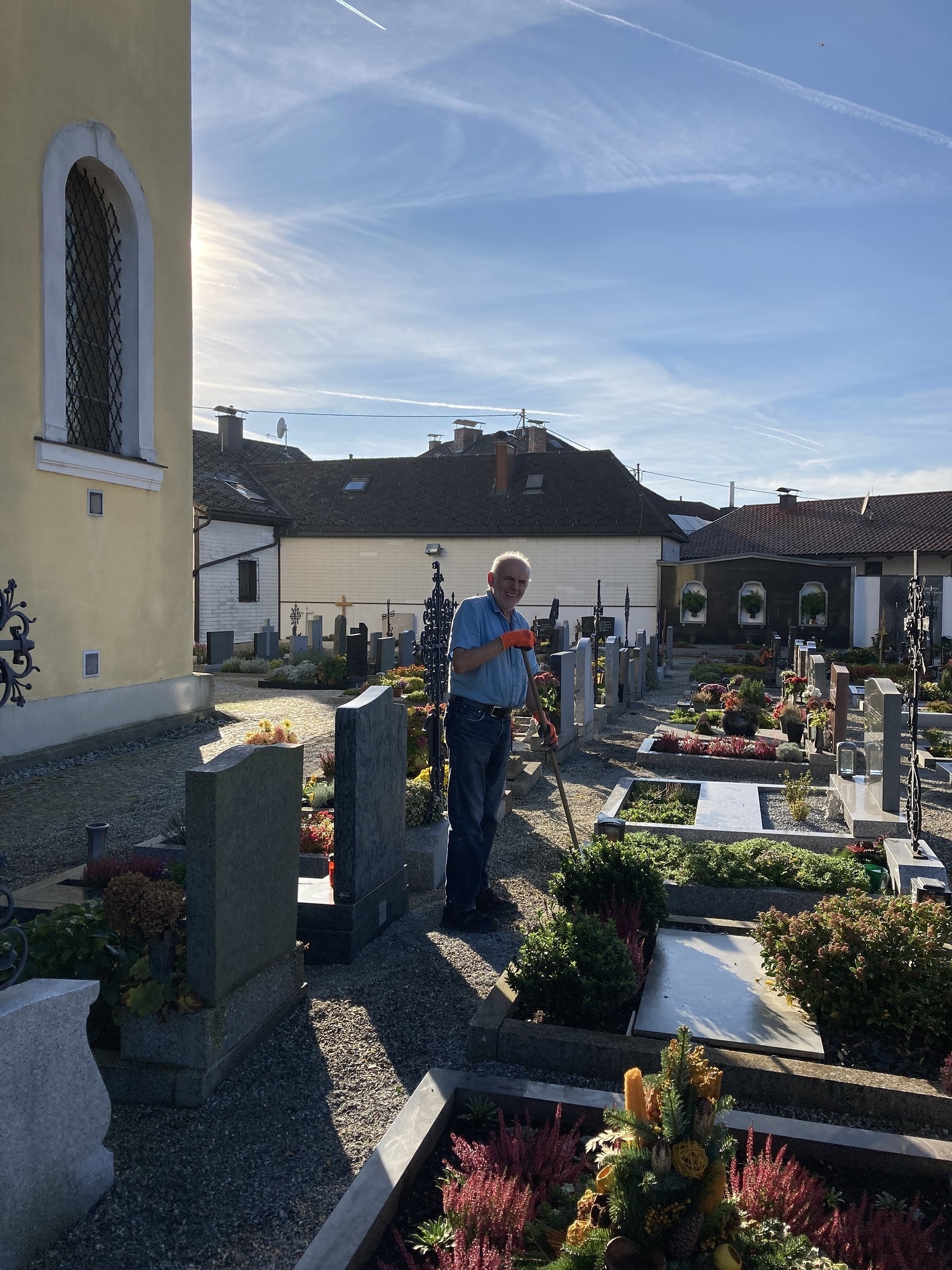 Friedhofspflege im Oktober 2022 durch ehrenamtliche Helfer