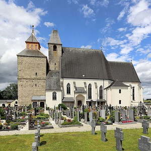 Südansicht der Schöndorfer Kirche in der oberösterreichischen Stadt Vöcklabruck (Link zum Foto: https://de.wikipedia.org/wiki/Wallfahrtskirche_Maria_Sch%C3%B6ndorf#/media/File:V%C3%B6cklabruck_-_Kirche_Maria_Sch%C3%B6ndorf.JPG)