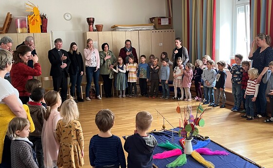 Unser Bischof Manfred zu Besuch im Kindergarten