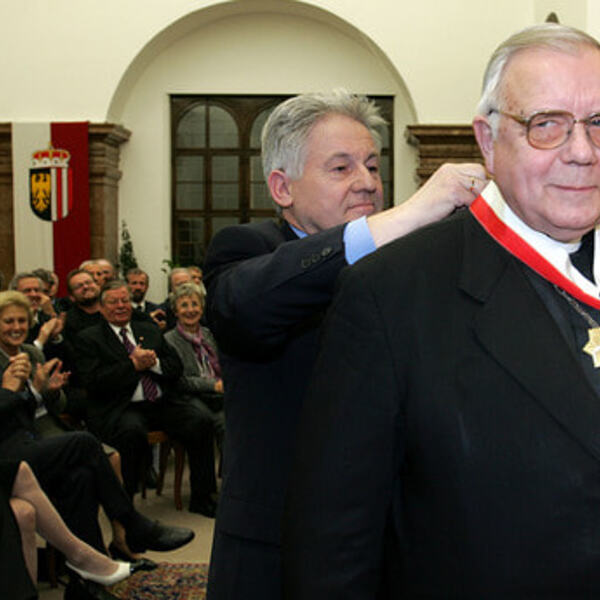 Verleihung des Großen Goldenen Ehrenzeichens des Landes OÖ durch LH Dr. Josef Pühringer (30.11.2005)