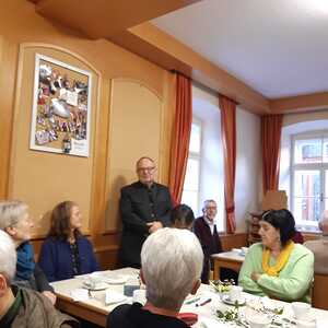 Werner Freigang begrüßt die HelferInnen