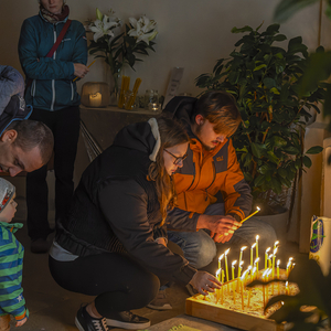 Frieden - Schalom war das Thema der Nacht der 1000 Lichter in der Pfarre Kirchdorf an der Krems. Bild: Friedhofskapelle, Kerzen werden entz?ndet