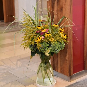 Blumenschmuck im Kirchenraum