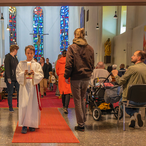 Gang zur Kinderkirche im Feierraum