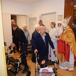 Besuch des Nikolaus beim Gottesdienst im Seniorenheim Laakirchen