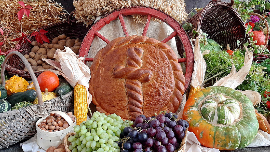 Geschmueckter Altar beim Erntedank-Gottesdienst der katholischen Kirche in Rockenberg (Hessen) am 25.09.2021.