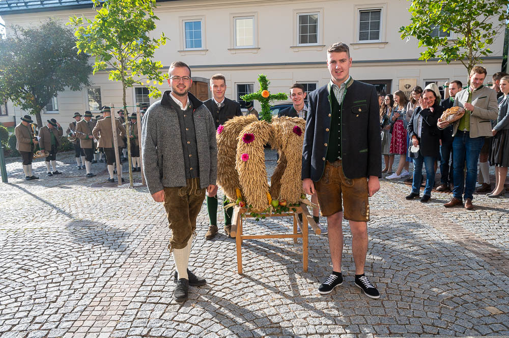 Landjugend bringt die Erntekrone