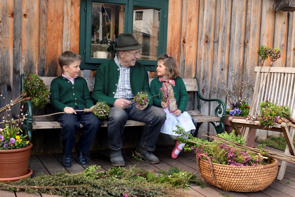 Großvater und Enkelkinder beim Palmbuschenbinden / Steiermark Tourismus / bigshot.at, Erich Hagspiel Osterbräuche in Österreich