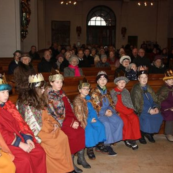 Sternsinger in der Kirche St. Quirinus