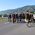 Feuerwehrjugend beim Einzug in die Kirche