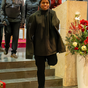 Biko hüpft auf einem Bein die Stufen in der Kirche hiinab.