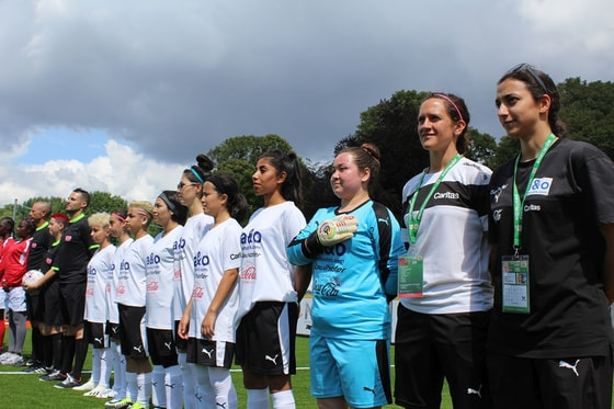 Frauenteam vor dem Premierenmatch beim HWC