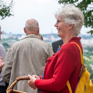 Die  scheidenede Pfarrassistentin Veronika Kitzmüller wird verabschiedet