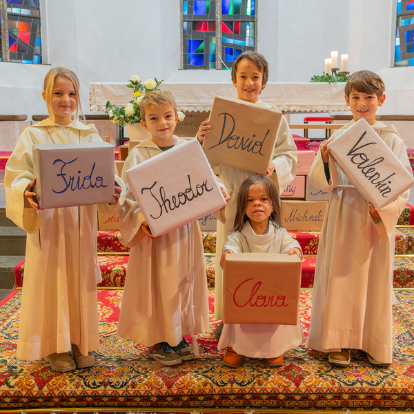 Die fünf neuen MinistrantInnen, die im Rahmen des Gottesdienstes aufgenommen wurden.