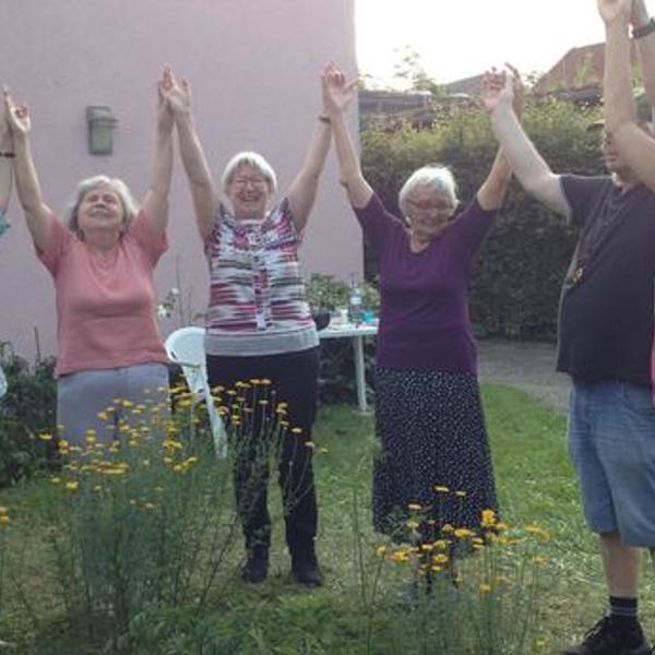 Beim meditativen Gruppentanz in der freien Natur